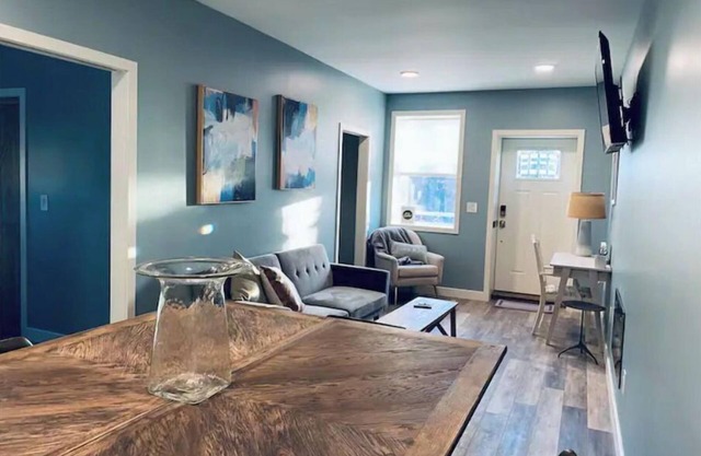 NEW Stylish Apartment with Hot Tub