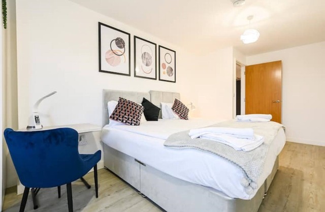New Stylish & Spacious Salford Quays 1Bed apartment with balconynn