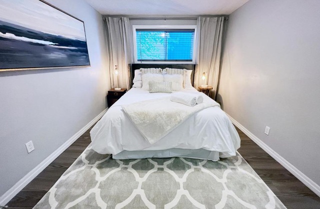 *NEW: Stylish Wortley 1BR Suite