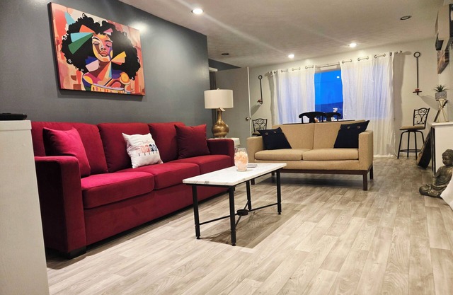 NEW ! " Summer Vibe " 2 bed spacious retro flow ,close to downtown & activities