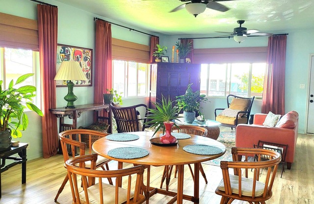 NEW! Sunrise House - Walk to Bayfront shops and dining. Vintage Hawaiian charm!