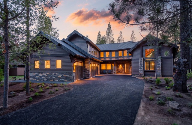 New! Sunriver Luxury Lodge, SHARC, Hot Tub, King Suites, EV, Ft Rock Park