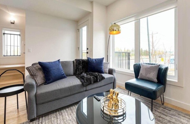 New SW 3BDR Pet friendly 17 Ave | DT | Groceries