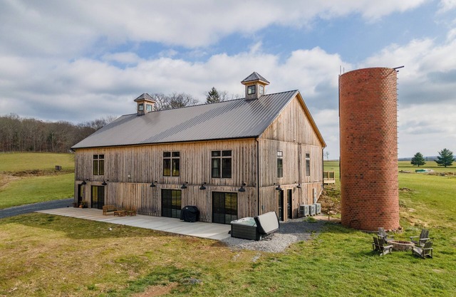 New! The Barn @ Silo Farm: Lake Area, Dogs Ok, Fireplace, Fire Pit!