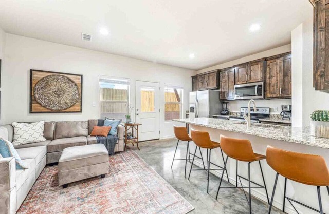 New Townhome-Walk to Tarleton