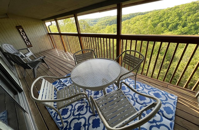 New! Treetop Retreat: 1 Mile from Silver Dollar City