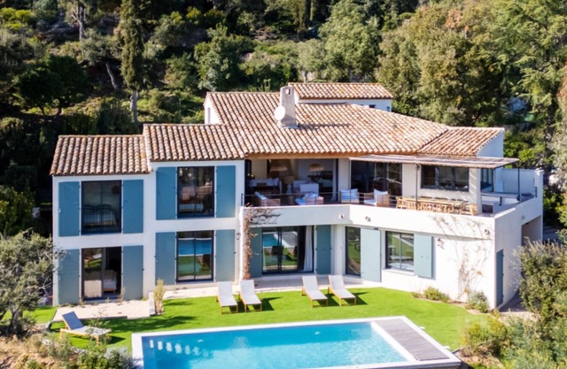 New villa. 180-degree sea view, 6 bedrooms en suite, swimming pool, pétanque, Golfe St Tropez.