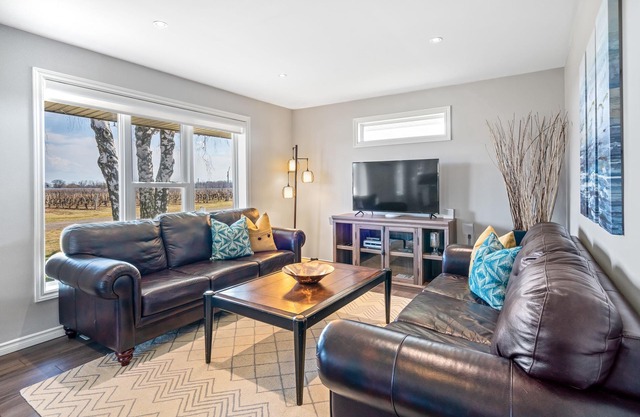 New Vineyard Home 3 Bedroom, mins to Wineries & Old Town Niagara-on-the-Lake