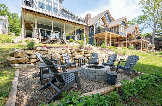 New! Water's Edge Oaks: Lakefront, Dock Slip, Fireplace, Hot Tub!