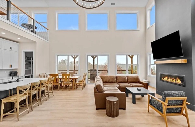 NEW with VIEWS Modern 4BR w Hot Tub, Fire Pit, Game Room, Near New River!