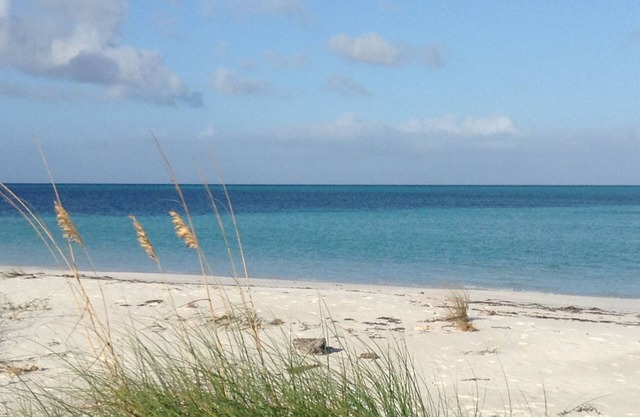 Newer Beachside Home, Sleeps 6: only 2 min. walk to GORGEOUS BEACH!