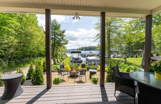 NEWER LAKEFRONT- 4 season home sleeps 6