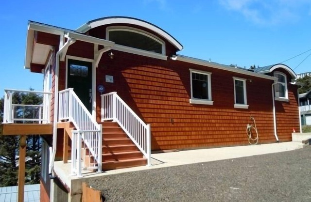 NEWER OCEANSIDE HOME AWESOME VIEWS! PET FRIENDLY! EZ Walk to Beach