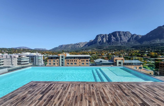 Newlands Peak Modern 1BR - Pool & Gym & Workspaces