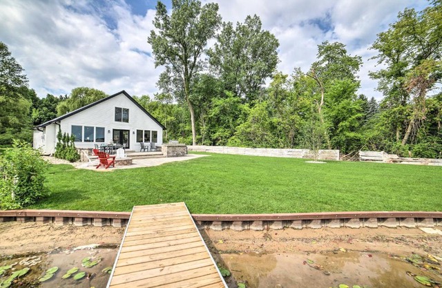 Newly Built Gilletts Lake Gem Dock and Hot Tub