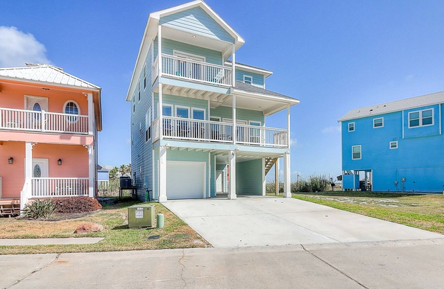 Newly-built home with shared pool, WiFi, air hockey & two decks - steps to beach