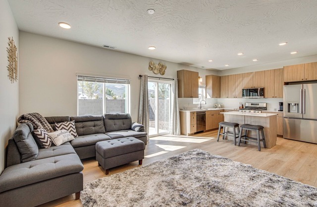 Newly Built, Pets Welcome: Scenic Parowan Escape!