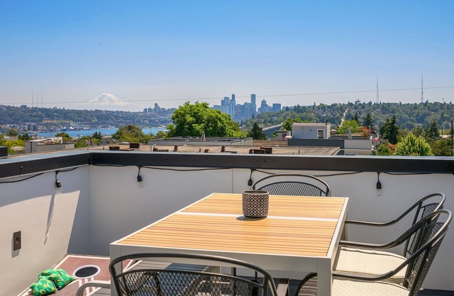 Newly Built Seattle Townhome w. Lake/Skyline Views