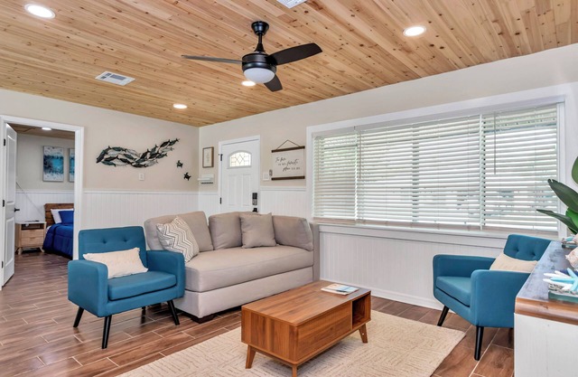Newly Furnish house in Crystal River. Minutes away from downtown and springs.
