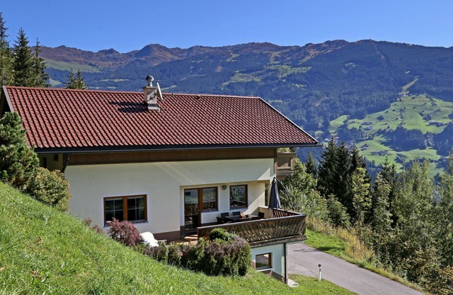 Newly furnished vacation home, with mountain view, sun terrace and free WLan.