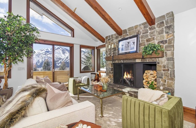 Newly Listed Luxury Penthouse – Hike, Ski & Relax in Style