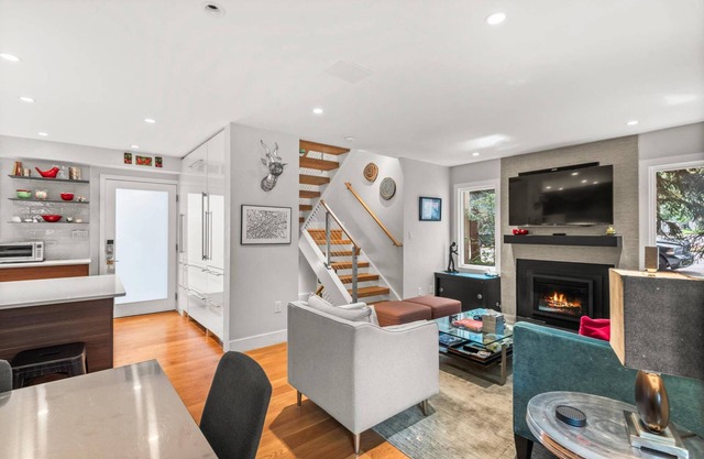 Newly Listing! Aspen Townhome On Shuttle. Multi-Level W/Gas FP, WD. Easy Access To Mtn, Town, Trails