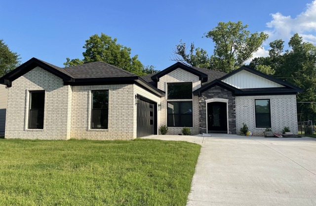 Newly Modern Home- 10 Minutes from Downtown Little Rock and River Market