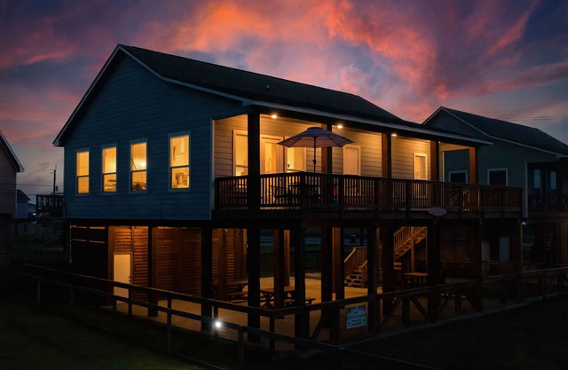 Newly painted 4 Bed, 4 bth lux beach house + hot tub is steps to beach & lake