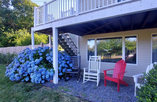 Newly Refreshed! Prime Location - Walk to Nrgst Pier Beach or Narrow River.