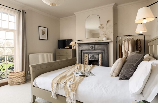 Newly refurbished en-suite triple room village location