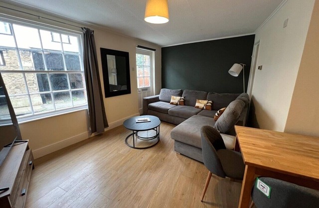 Newly Refurbished 2 BR Flat by Prescott Apartments