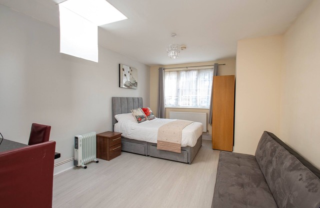 NEWLY REFURBISHED Studio, 20 mins to London Bridge
