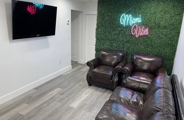 Newly remodeled 2/1 Miami vibe home in coconut grove