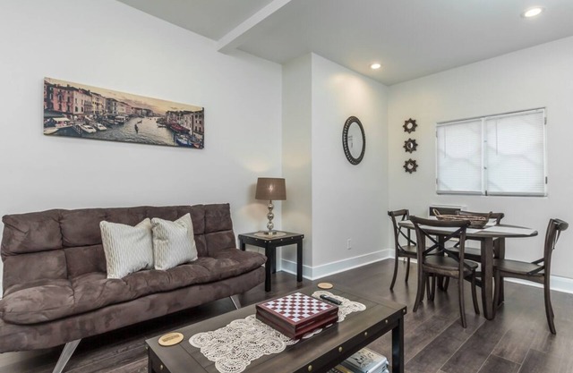 NEWLY REMODELED! 2BR 1BA near LA Convention Center