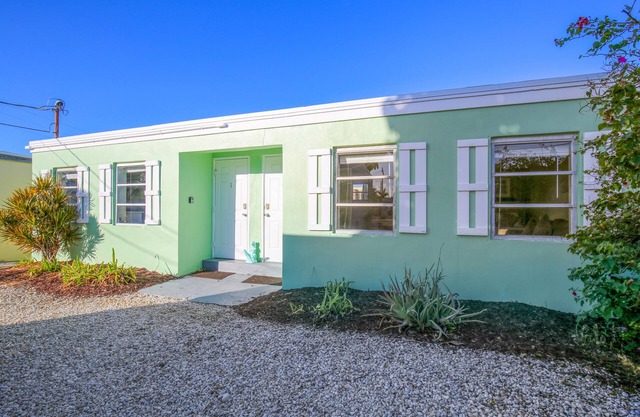 Newly remodeled, bayfront studio with dock, views & open water access