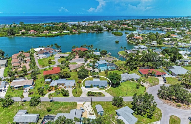 Newly Remodeled Beach Home, only1 mile to Nokomis Beach!