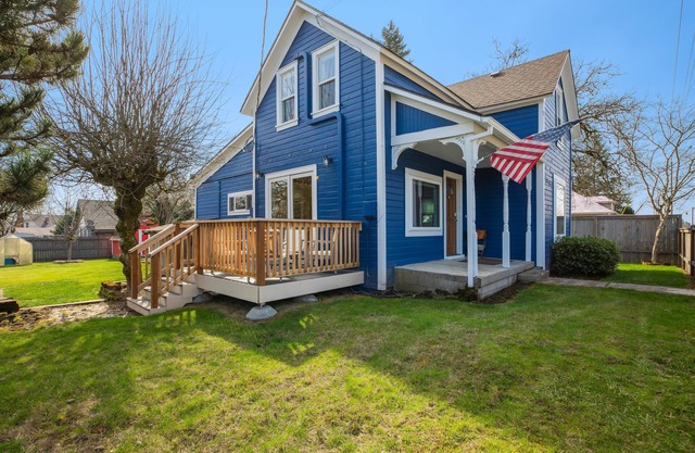 Newly remodeled dog-friendly 2 bedroom wine country home in the heart of Dundee