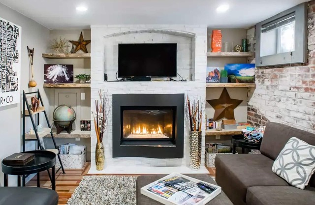 Newly remodeled garden-level suite near downtown in Cheesman Park neighborhood.