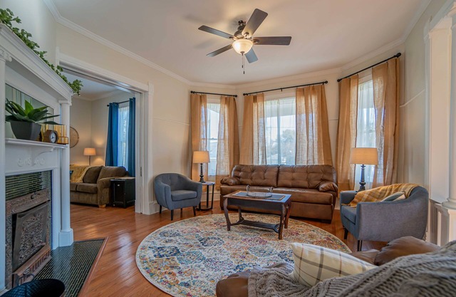 Newly remodeled historic house just steps from the WASHINGTON SQUARE! Sleeps 10!