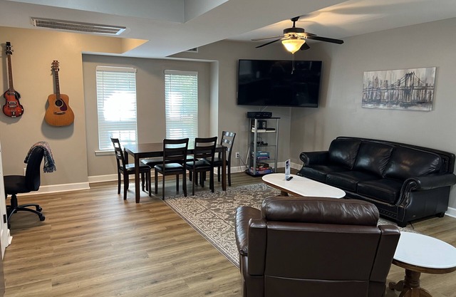 Newly remodeled, Hot Tub, 70n inch tv Private Entrance, Convenient location