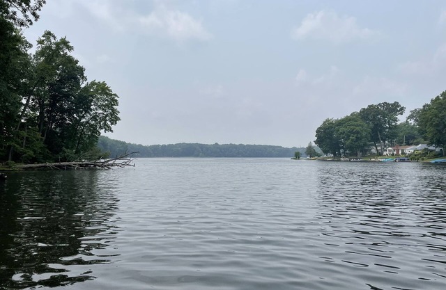 Newly remodeled lakefront Portage Lakes Holiday House. Walk to the golf course!