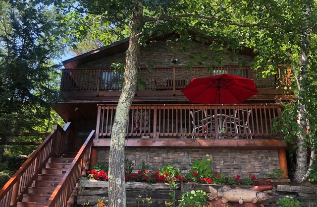 Newly remodeled lake home ! Steps away from the beautiful pike lake chain