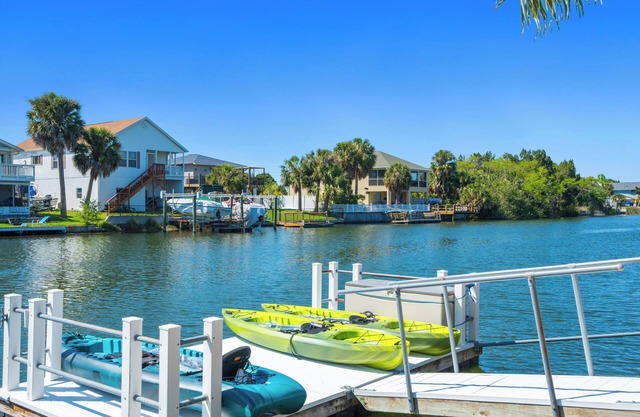 NEWLY Remodeled! Kayaks- Watermat ! Bike! 5 mins from weeki wachee springs!