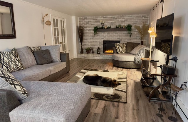 Newly remodeled 2 BR guest suite in quiet neighborhood