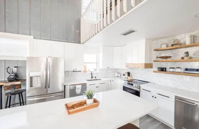 Newly ReNo-ed beach & bay home! Family,Clean, ClOsE to EvErYtHiNG, Dog Friendly!