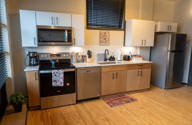 Newly Renovated 1 Bedroom apartment in uptown - safe - walkable