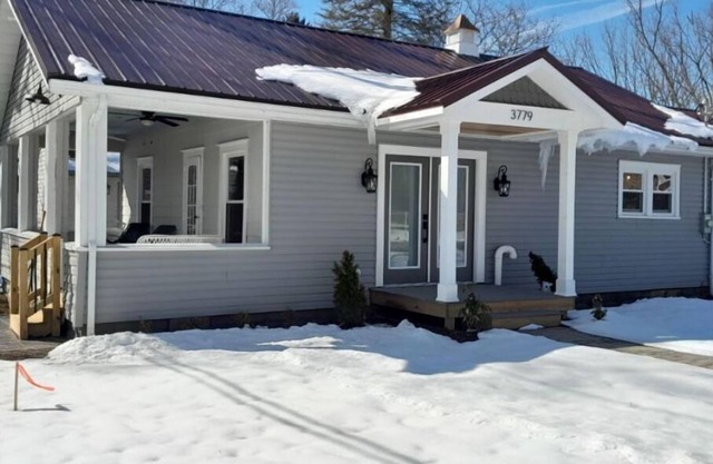 newly renovated 2 bath 2 bed on quiet street with lake view