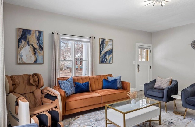 Newly-renovated 2-bedroom House with a Luxurious Massage Chair