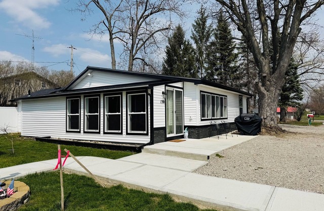 Newly Renovated 2-bedroom 2-bath Lakehouse with a Tiki Bar on Nettle Lake !