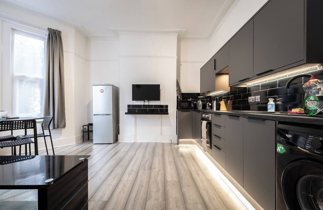 Newly Renovated 2 Bed Ground Floor Apartment